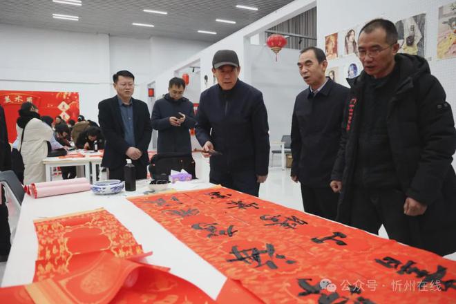五台山书画院书家走进忻州师院写春联送祝福